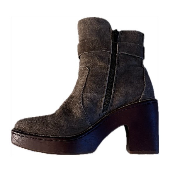 Tan Born boots. Size 8 - Picture 3 of 4